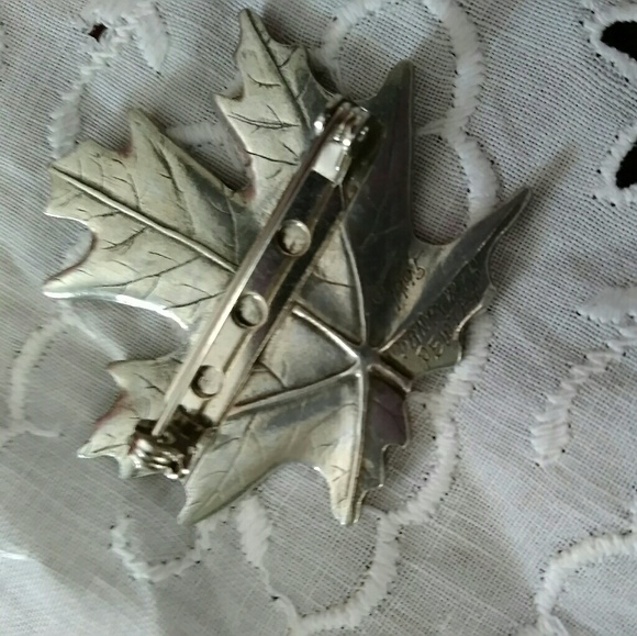 Vintage Enamel Pewter Maple Leaf Pin - Picture 4 of 4